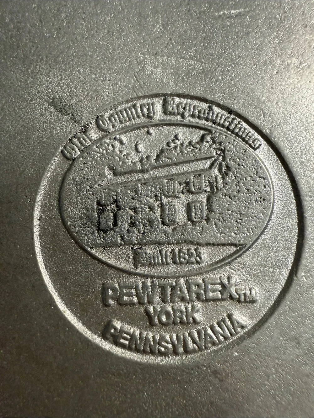 Pewtarex Oval metal plate with CLADDAGH design